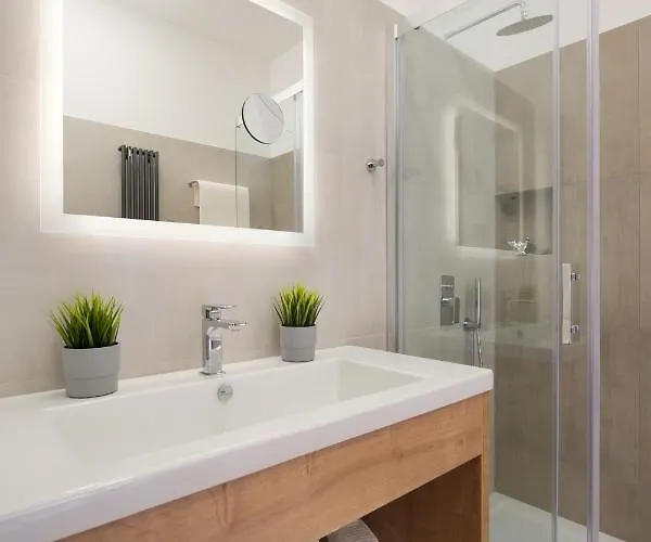 Apartahotel Emona - - Free Parking 4*