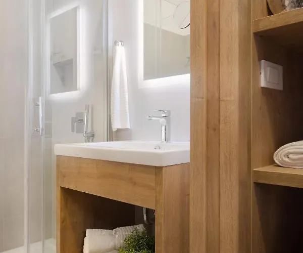 Apartahotel Emona - - Free Parking 4*