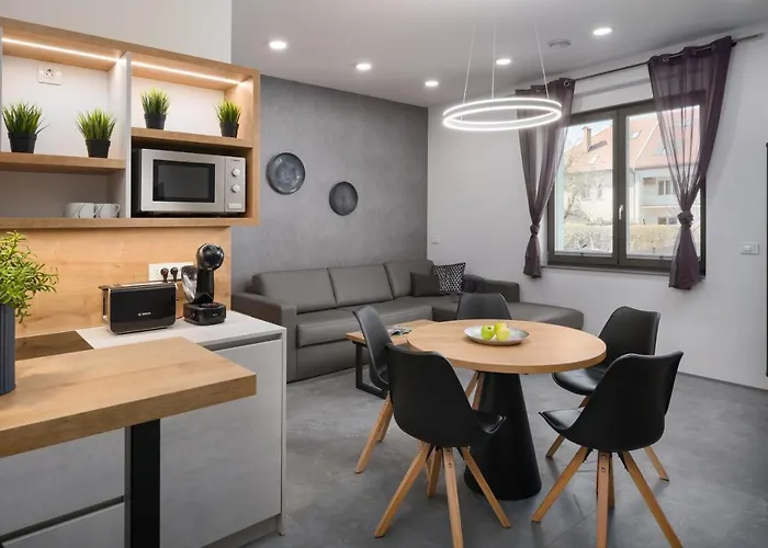 Emona - - Free Parking Apartahotel