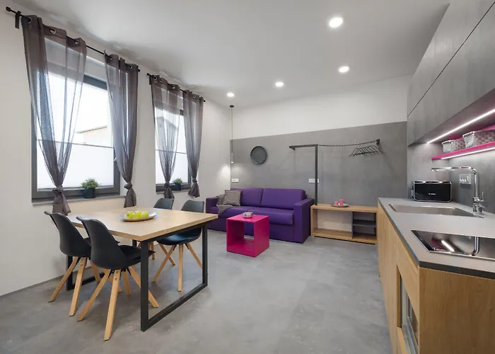 Apartahotel Emona - - Free Parking