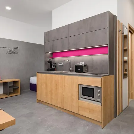 Aparthotel Emona - - Free Parking